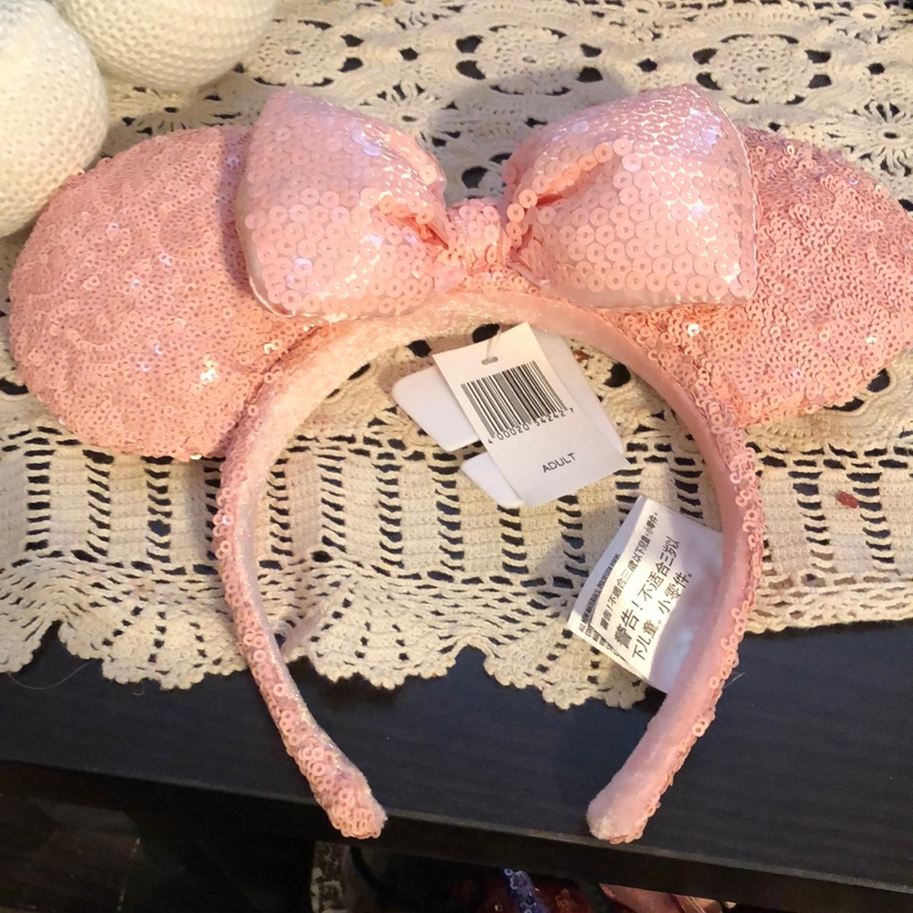 Minnie eats